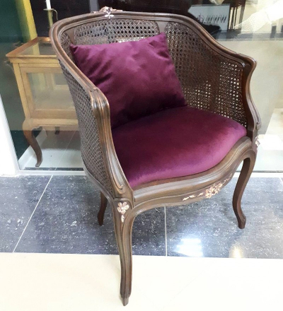 Антикварное кресло после реставрации