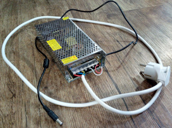 Импульсный блок питания с подключенными кабелями